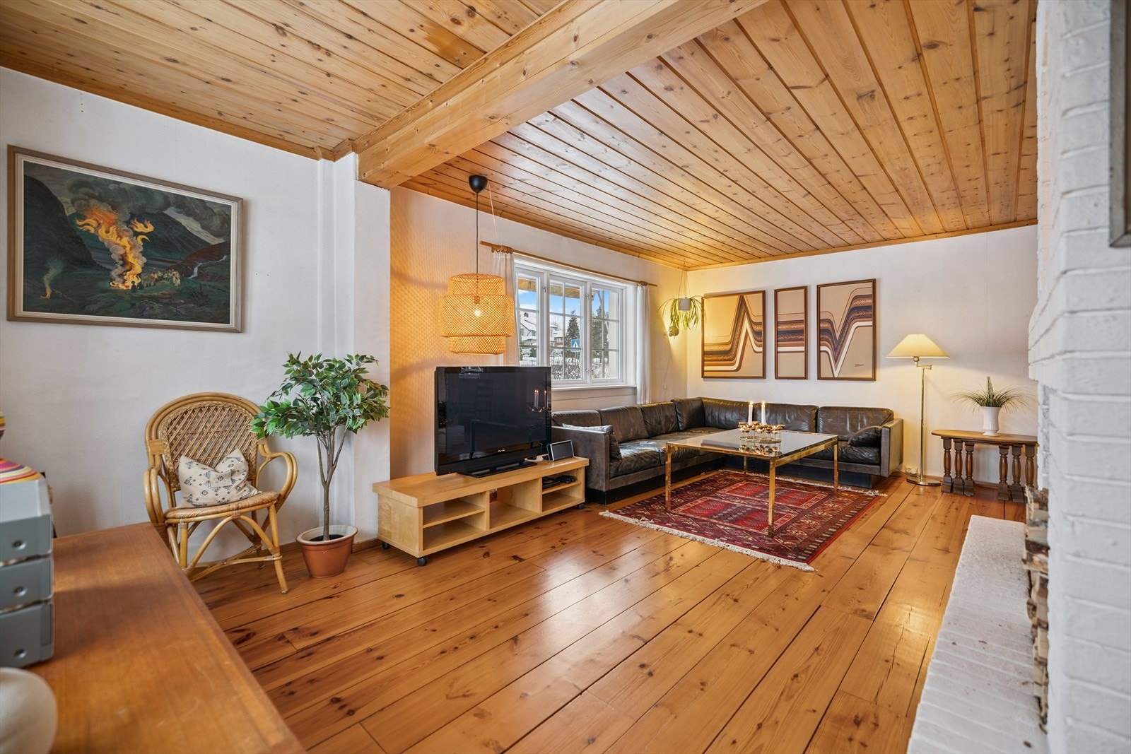 De mange vinduene gir gode lysforhold og en fin atmosfære Galleribilde