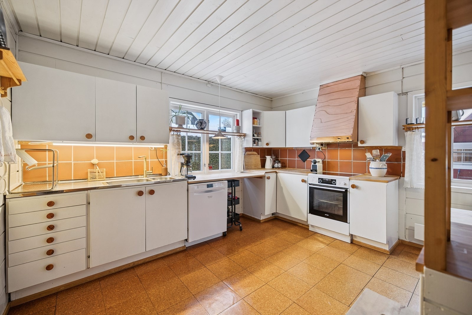 Kjøkkenet i første etasje har innredning fra 1983 med benkeplate i heltre. Galleribilde