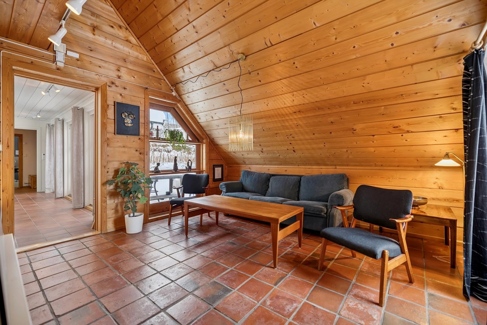 StueBoligen har en separat TV-stue med utgang til en terrasseplatting på ca. 8 m². Galleribilde