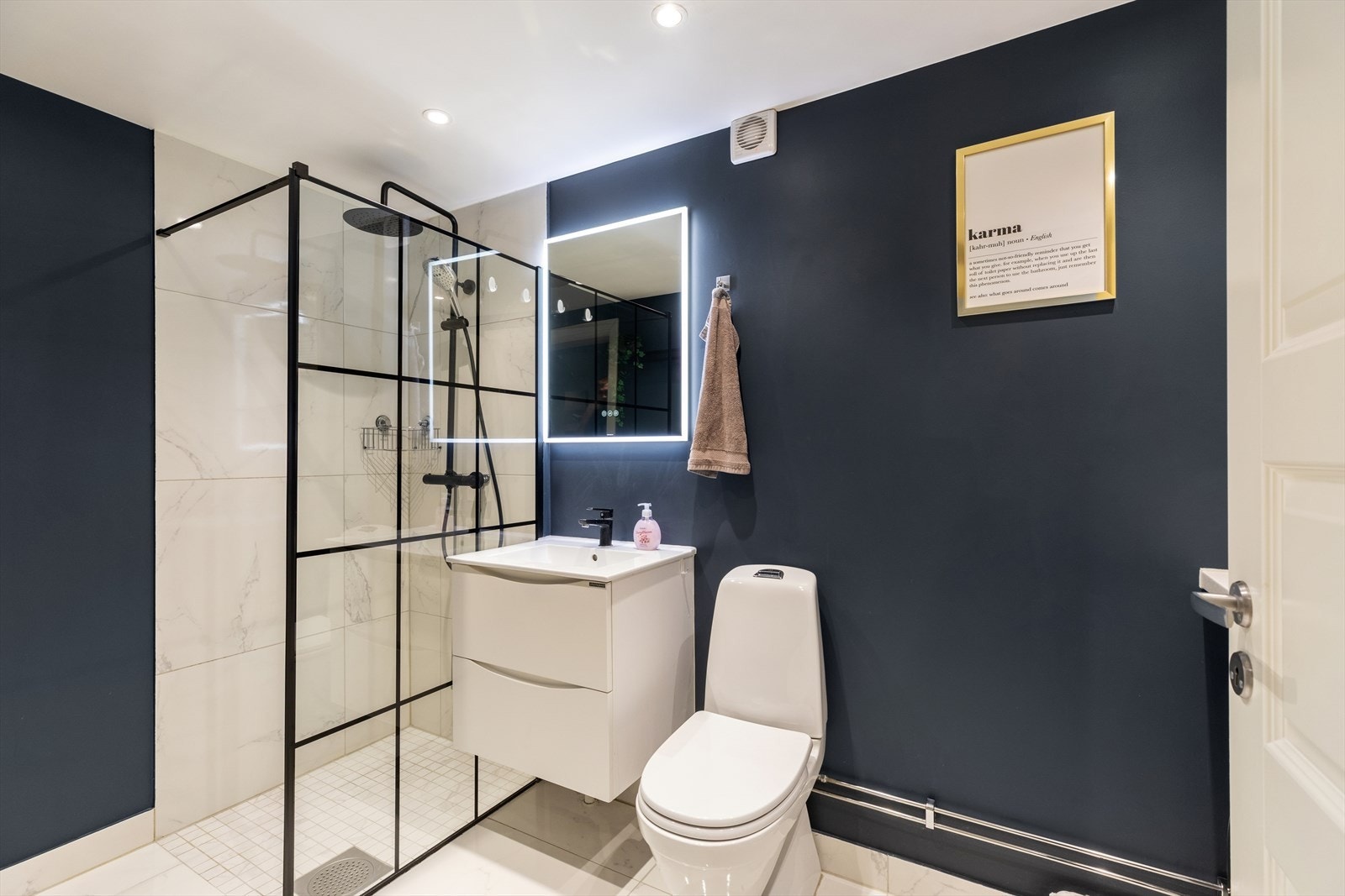 Badet, som opprinnelig er fra byggeåret, ble overflateoppusset i 2021. Flislagt gulv med elektriske varmekabler og fliser/malte vegger. Downlights i himlingen. Galleribilde