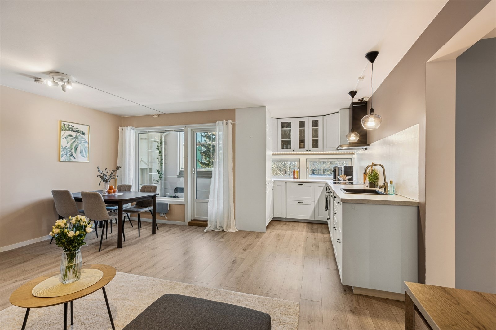 En moderne 3-roms andelsleilighet med god intern beliggenhet i byggets 1. etasje (høy). Internt bruksareal på 60 m². Galleribilde