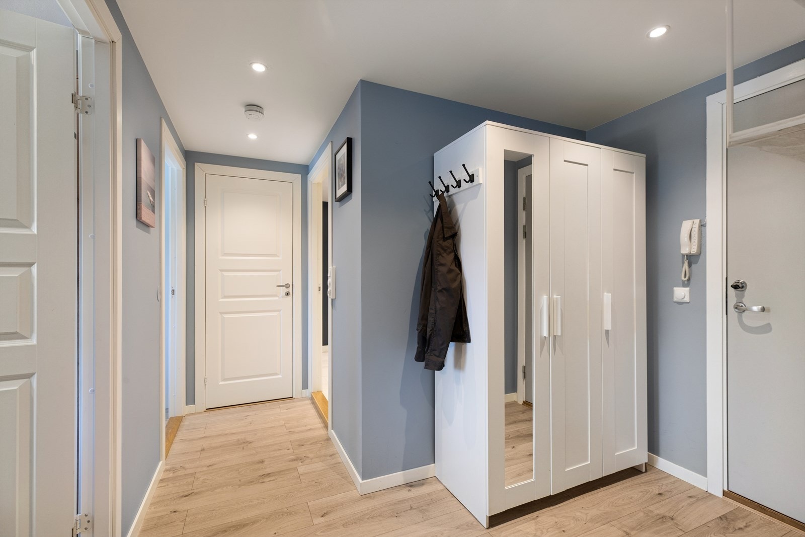 Velkommen inn! Dørtelefon er montert på veggen ved inngangsdøren. Galleribilde