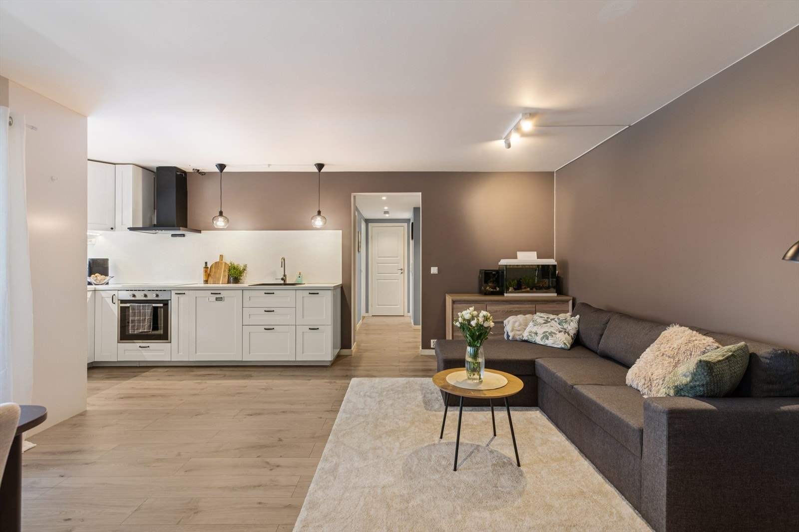 Oppgradert i 2021/22 med bl.a. ny kjøkkeninnredning m/hvitevarer, overflateoppusset bad, downlights i gang og bad, nytt laminatgulv samt generell oppussing av øvrige overflater. Galleribilde