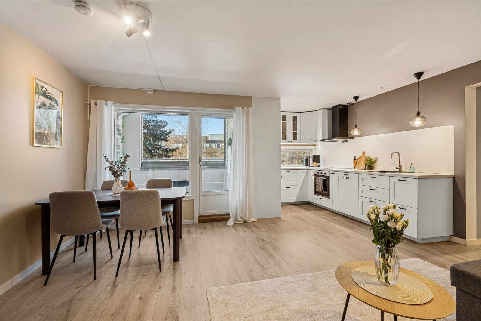 Leiligheten byr på en luftig stue/kjøkken med fine vindusflater og gode møbleringsmuligheter. Galleribilde