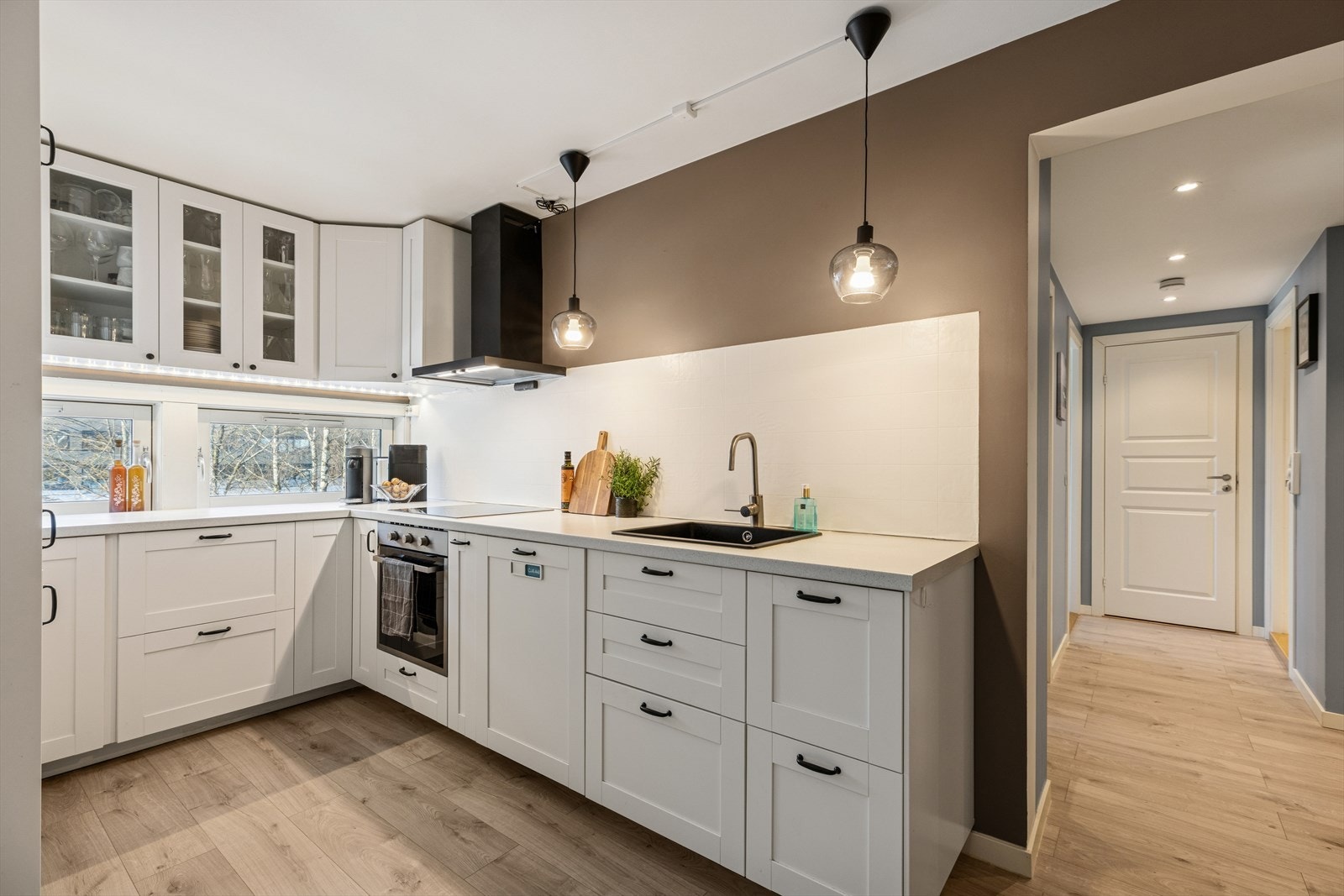 Åpen og pen kjøkkenavdeling. Galleribilde