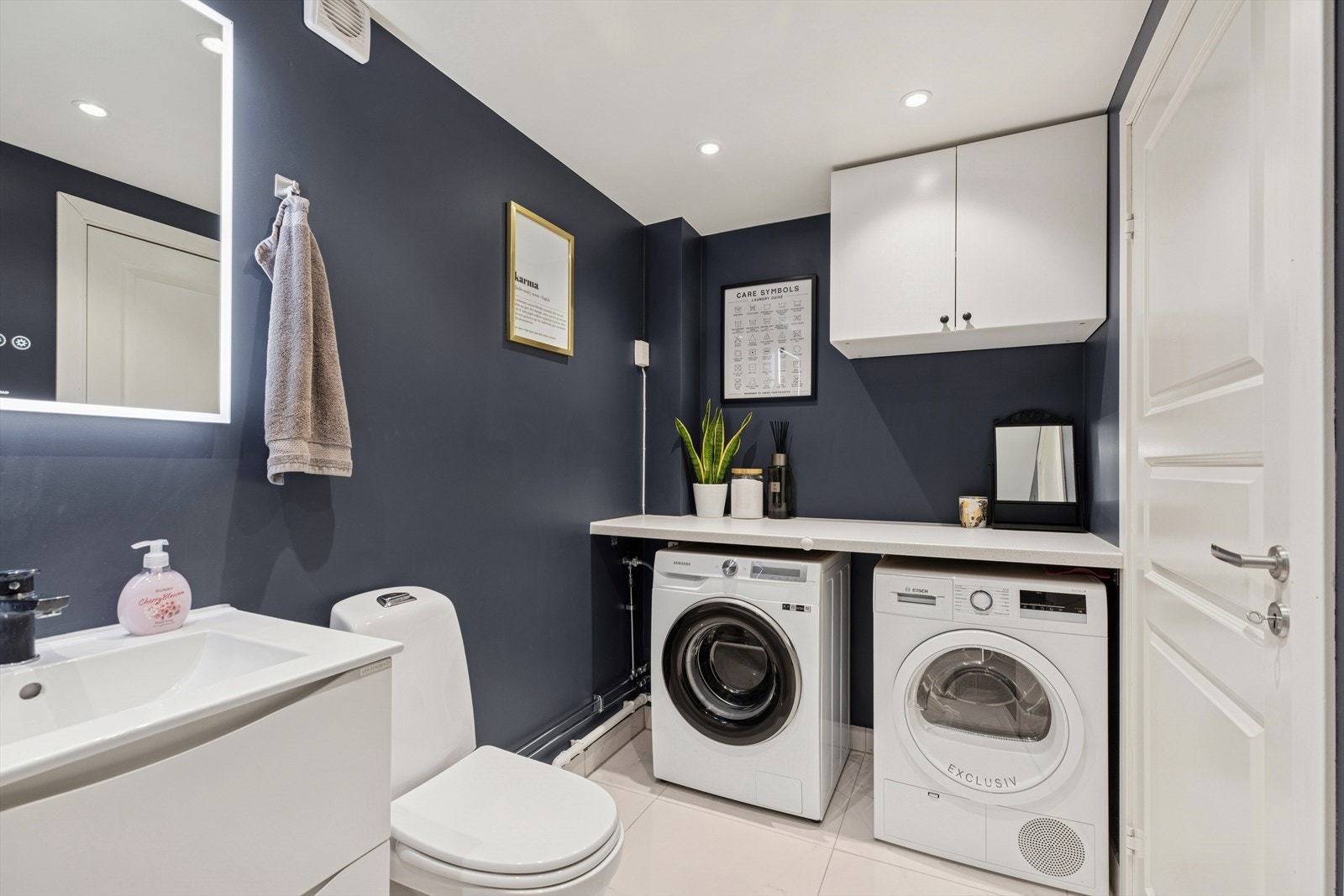 Opplegg for vaskemaskin og praktisk benkeplate/veggskap. Galleribilde