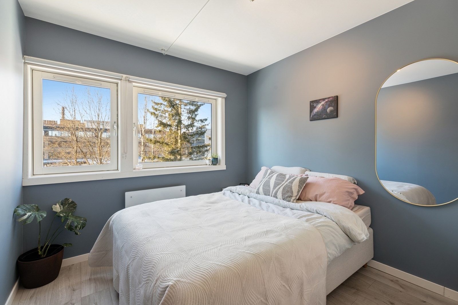 Leiligheten inneholder 2 soverom. Her soverom 1. Galleribilde