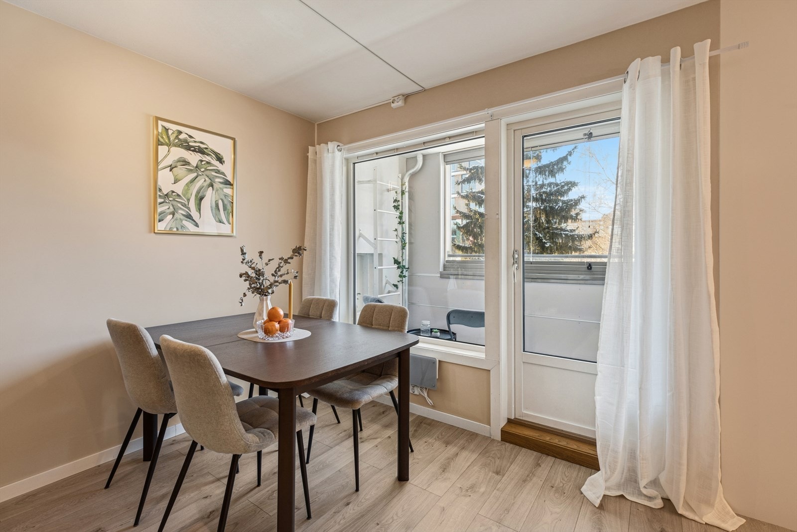 Fra stuen er det utgang til en innglasset, vestvendt balkong. Galleribilde