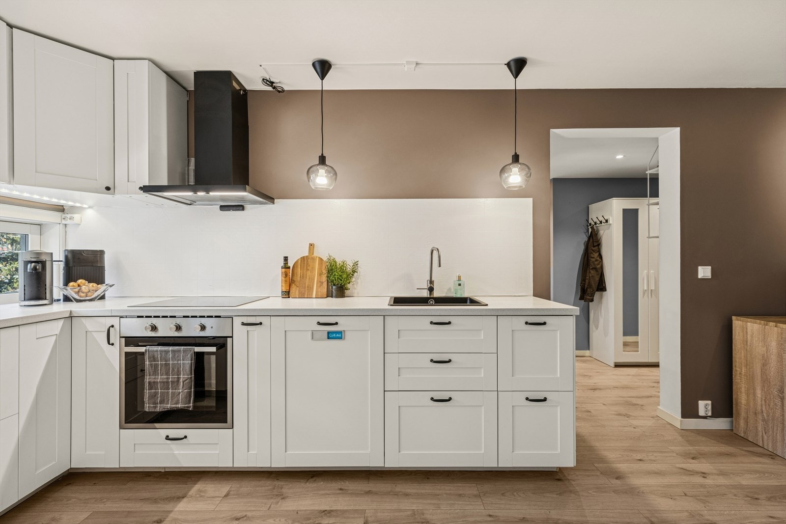 Vedr. hvitevarer se pkt. "løsøre og tilbehør" i salgsoppgaven. Galleribilde