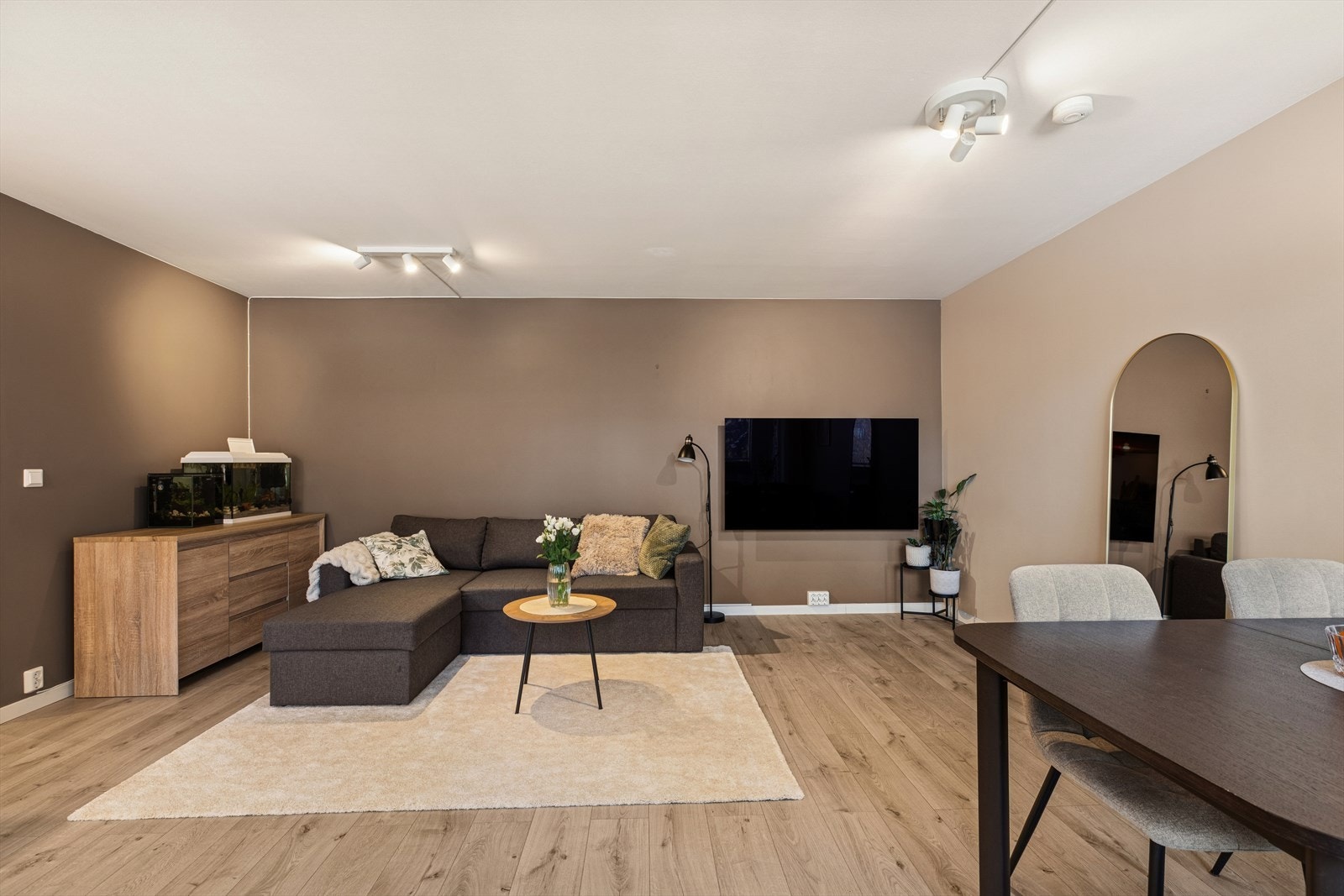 1-stavs laminat i bred format og malte overflater i tidløse farger, er gjennomgående standard. Galleribilde