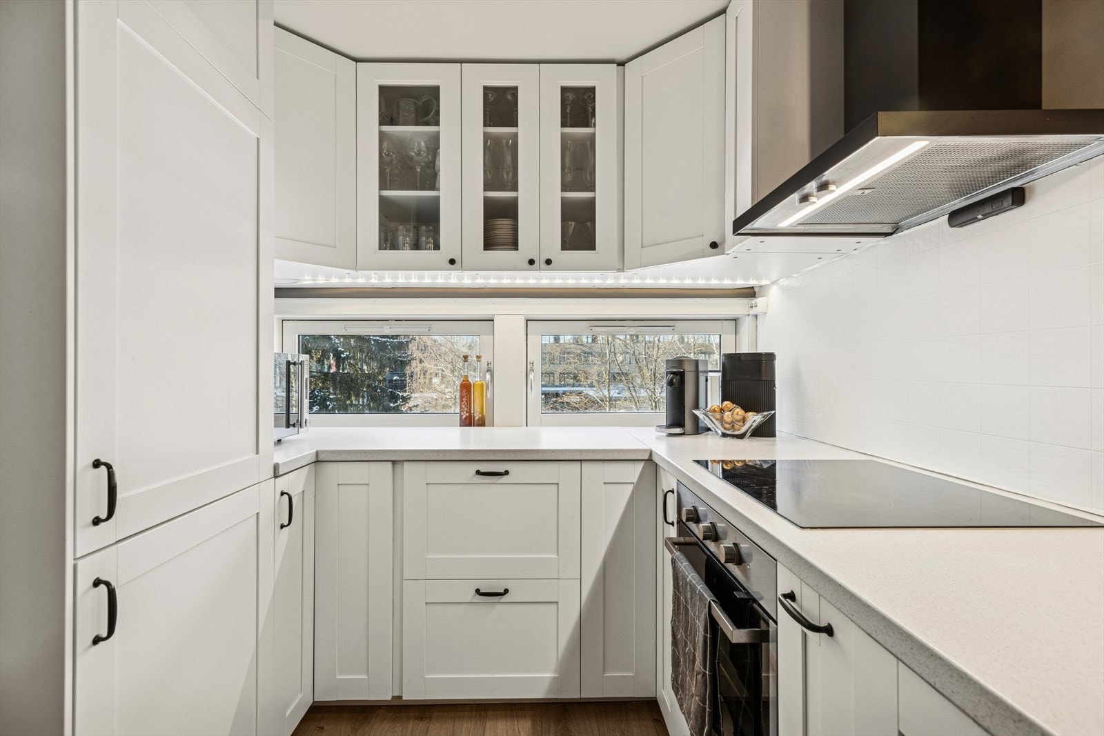 Pen innredning fra 2022 med profilerte fronter og en benkeplate av laminat. Galleribilde