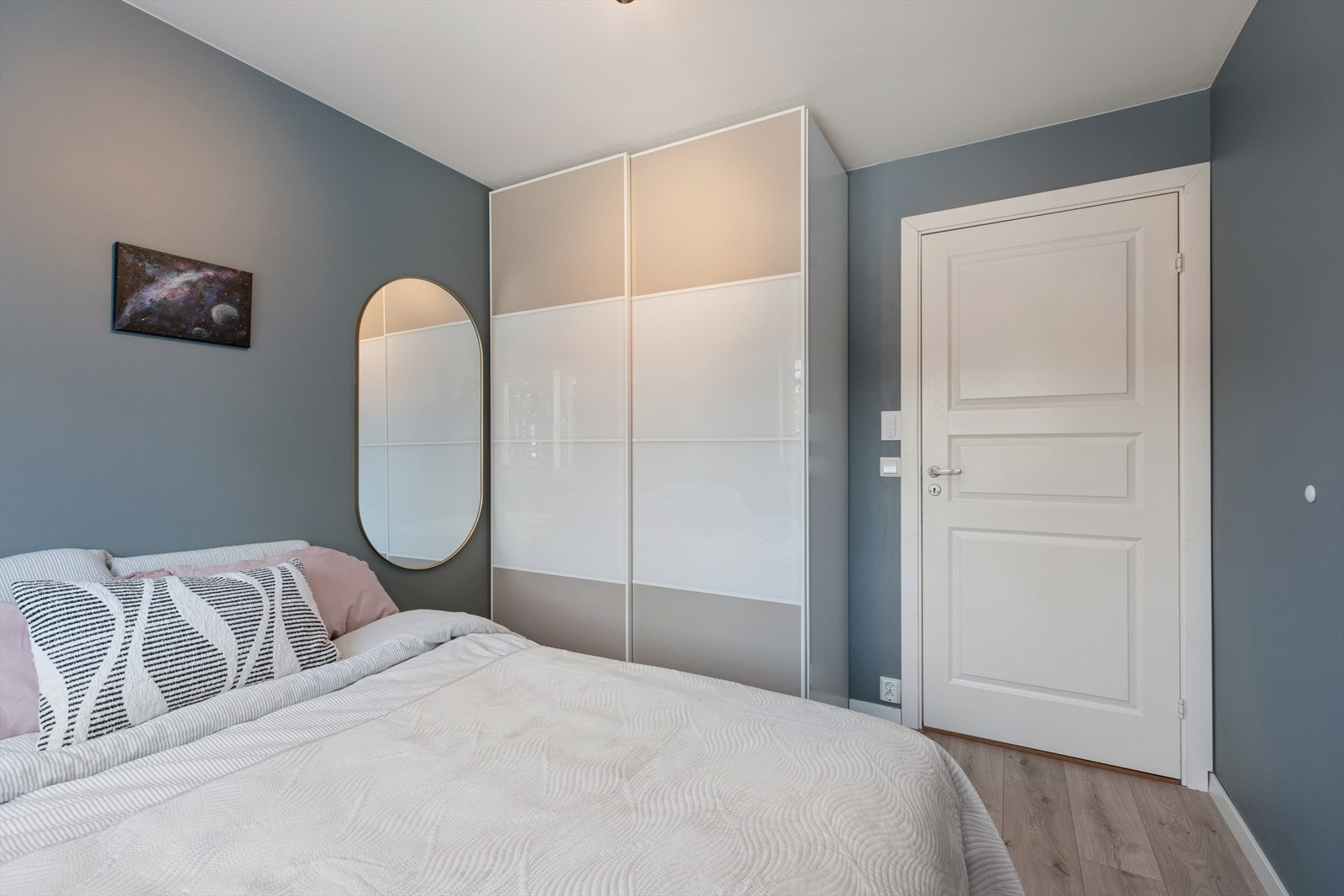 Rommene har, i likhet med øvrige oppholdsrom, laminat på gulvet og malte overflater på vegger og i himling. Skyvedørsgarderobe medfølger. Galleribilde