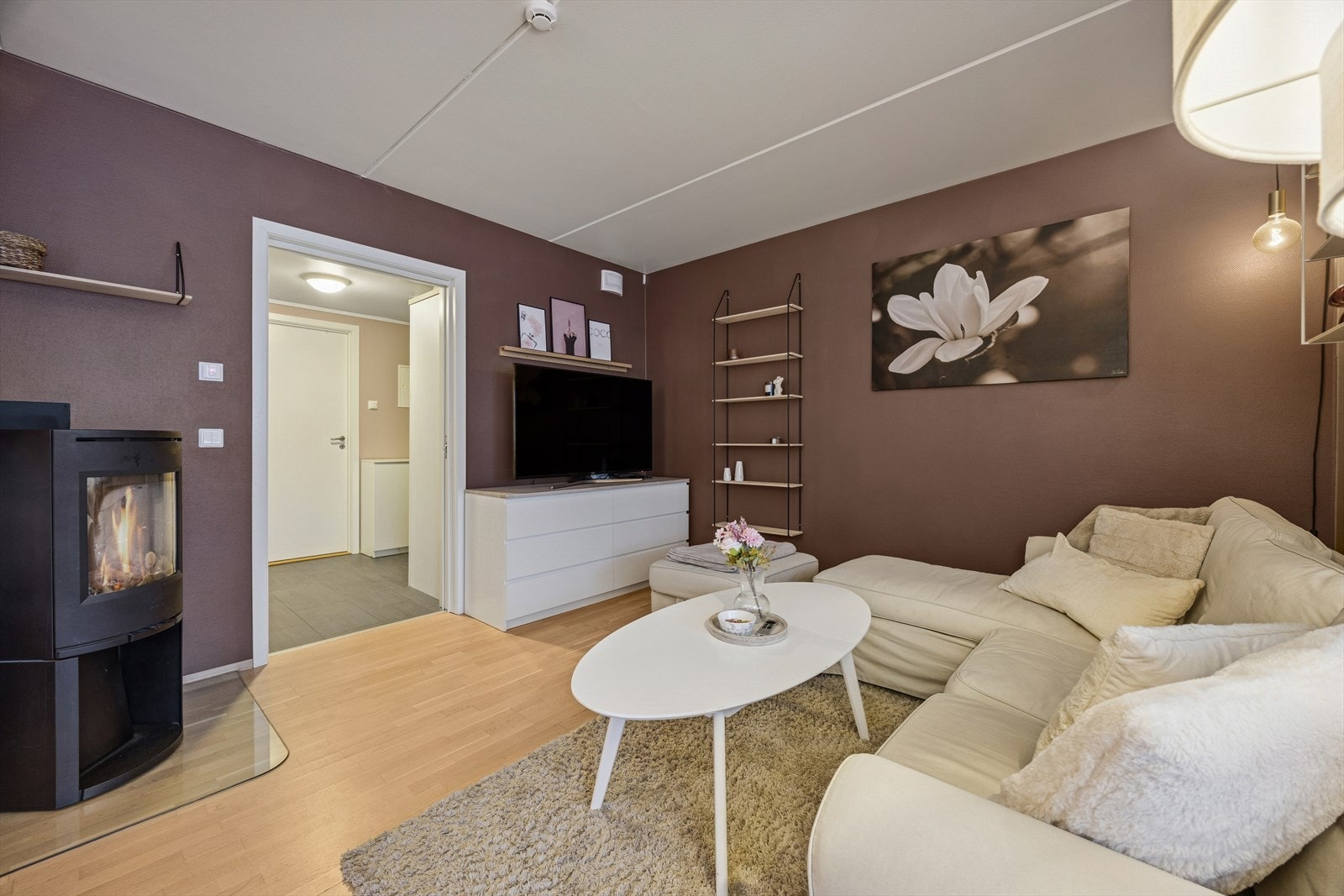 En meget velholdt leilighet. Overflater med delikat fargevalg er gjennomgående i flere av oppholdsrommene. Peisovn i stuen. Galleribilde