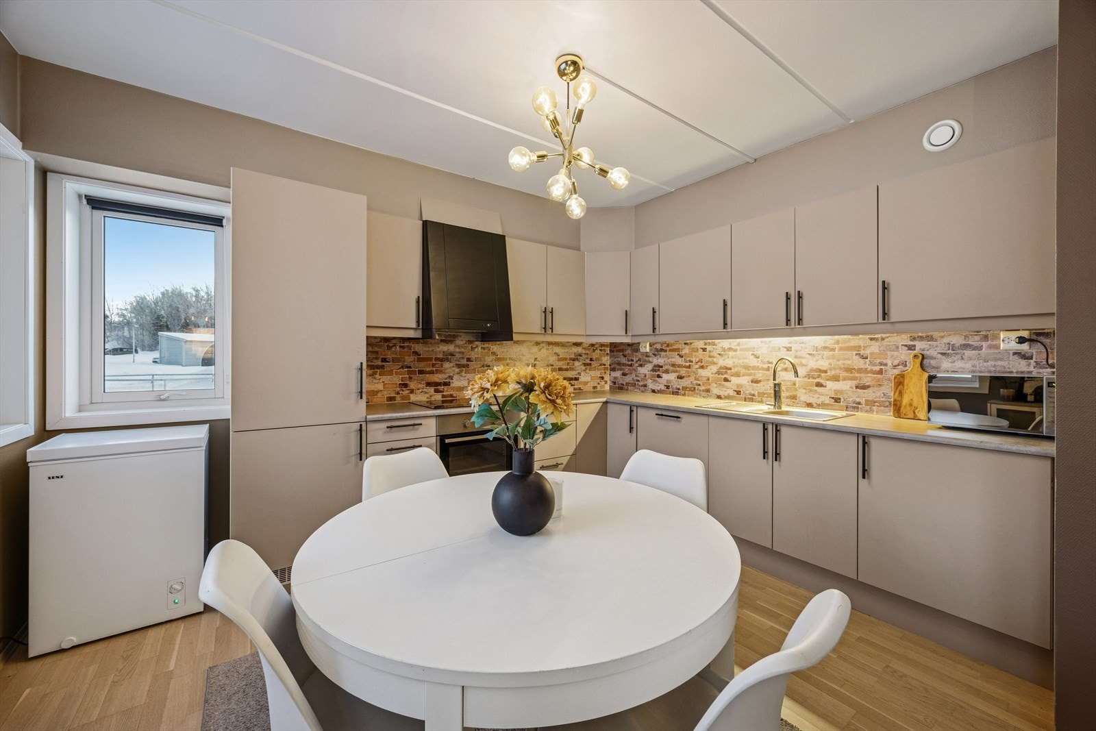 Vedr. hvitevarer se pkt. "løsøre og tilbehør" i salgsoppgaven. Galleribilde