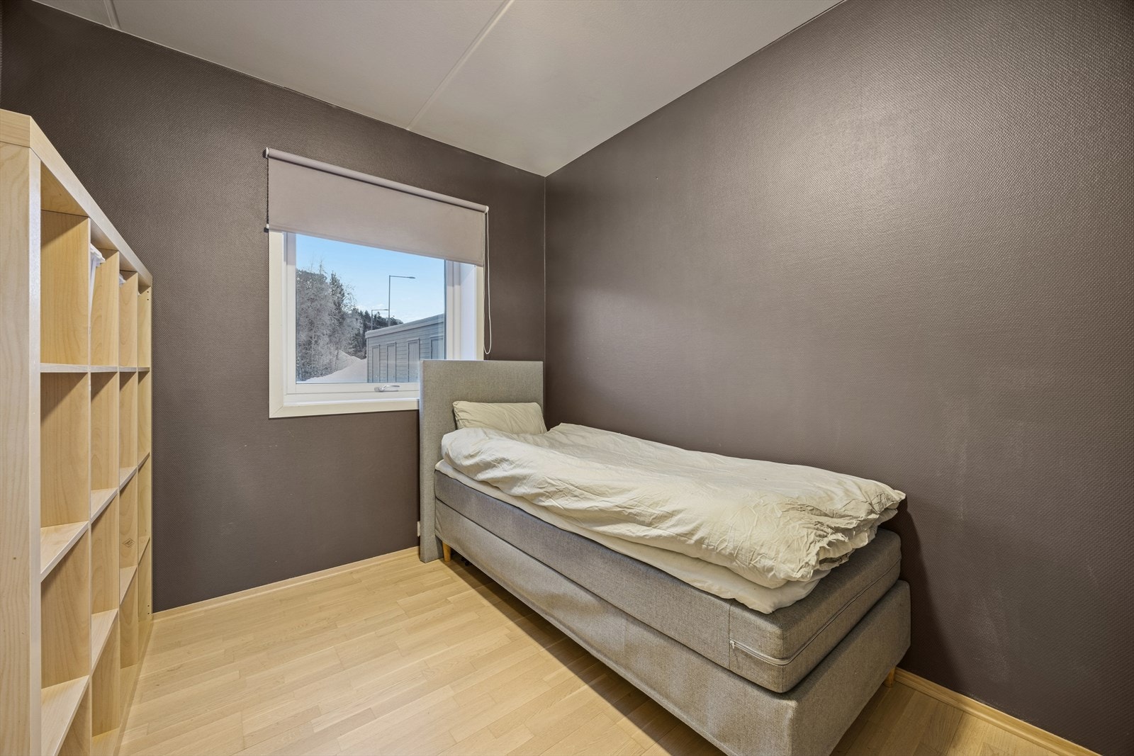 Opprinnelig godkjent bod, er i dag innredet som et soverom. Dette er ikke omsøkt/godkjent - se pkt. ferdigattest for informasjon. Galleribilde