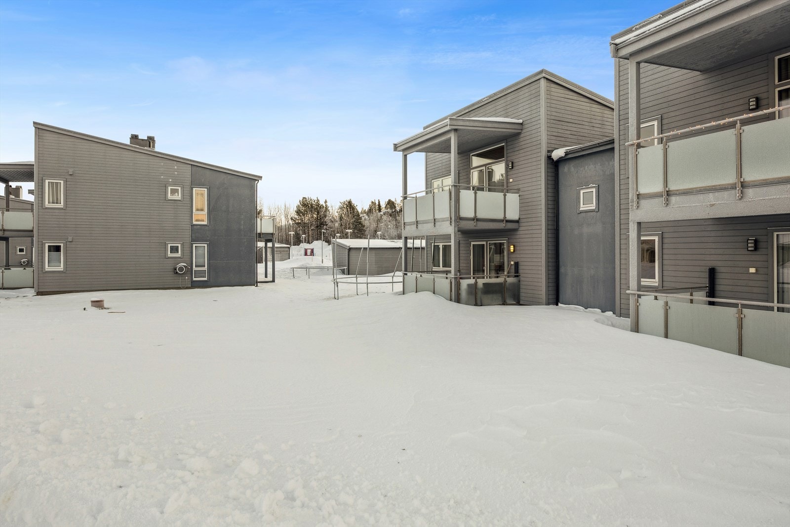 I området bak (grenser til eiendommen) er det nylig vedtatt en ny detaljregulering for Aspemyra felt B6 - se pkt. regulering og kart i salgsoppgaven for nærmere informasjon. Galleribilde