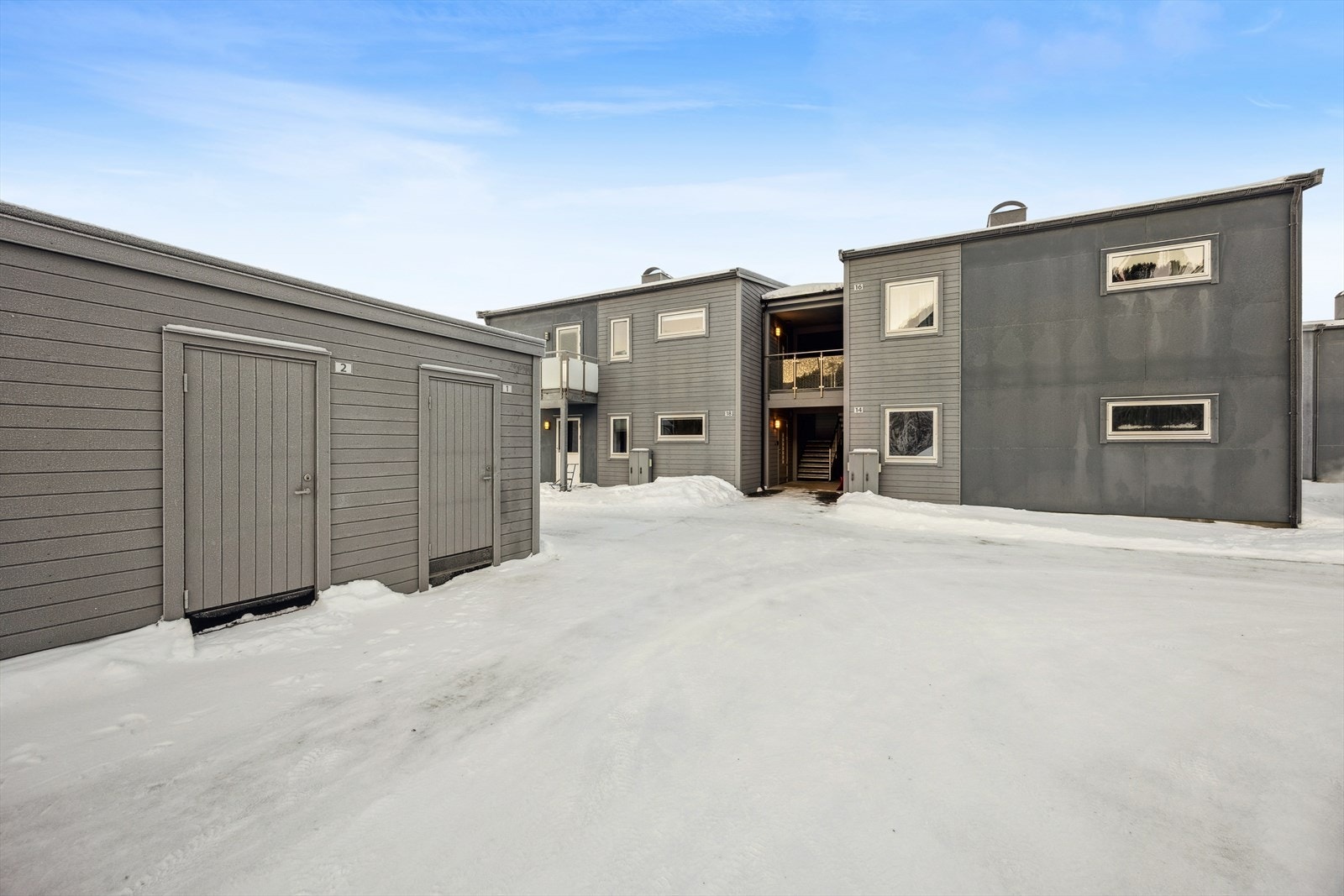 Tilhørende utebod med bruksareal på 6 kvm. beliggende i felles rekke på bakkeplan. Felles parkeringsplass. Galleribilde