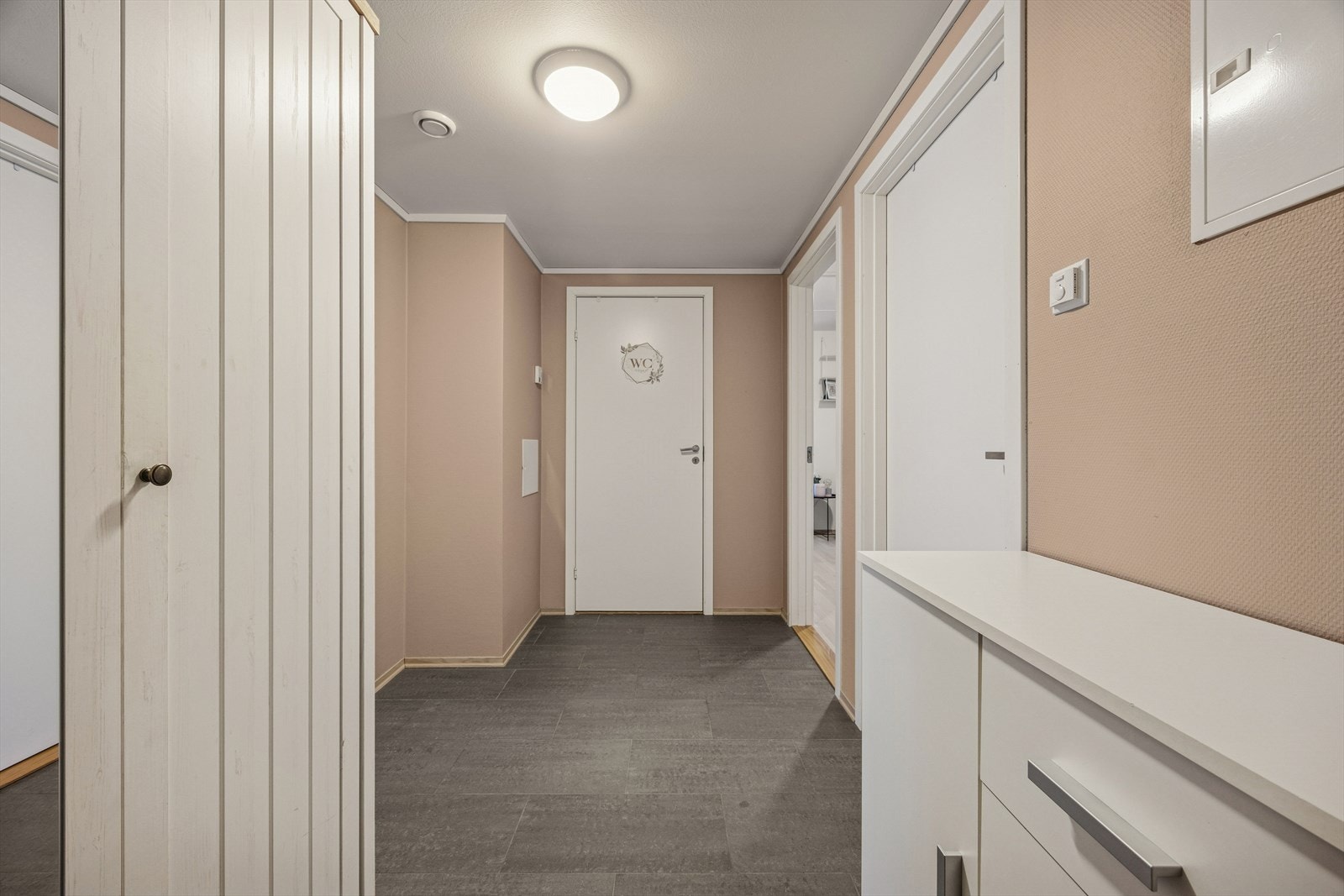 Entrè hvor det finnes god plass til å henge fra seg yttertøy. Flislagt gulv. Galleribilde