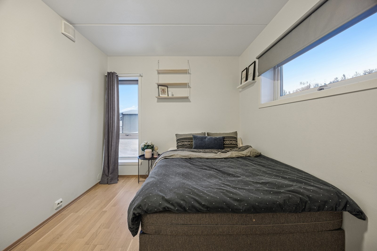 Rommet har parkett på gulvet, malte overflater på veggene og godt med lysinnslipp. Galleribilde