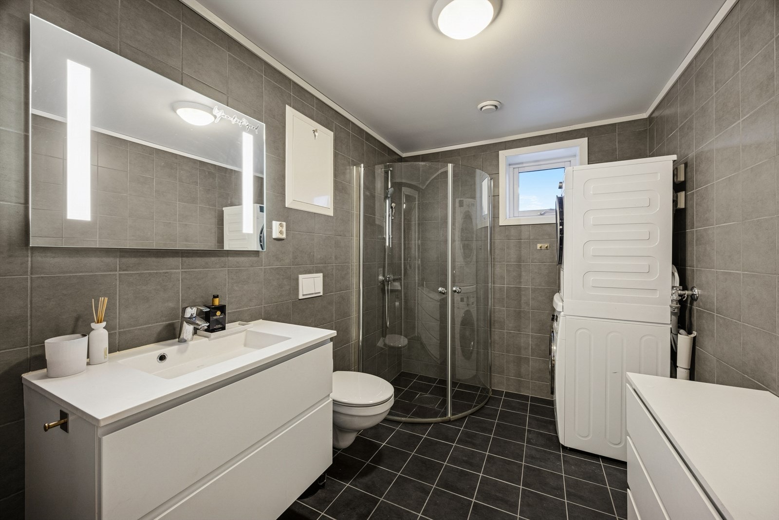 Bad/vaskerom er fra 2016 og har flislagte overflater på både gulv og vegger. Gulvet har elektriske varmekabler for økt komfort. Galleribilde