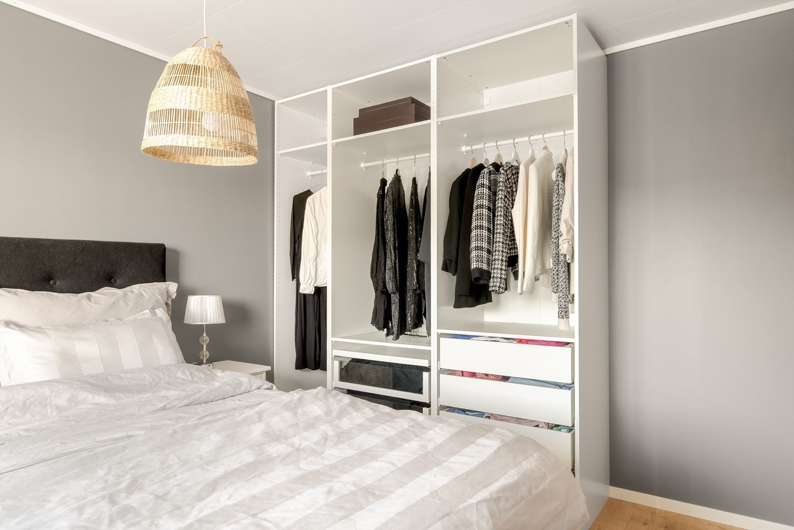 Hovedsoverommet er romslig og måler ca. 11,5 m², med god plass til dobbeltseng, nattbord og garderobeløsning. Galleribilde