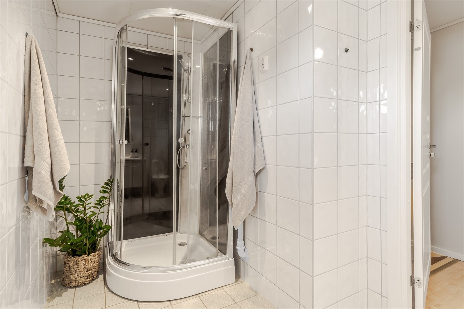 ommet er flislagt og inneholder servant med innredning, speilskap, toalett og dusjkabinett. Galleribilde