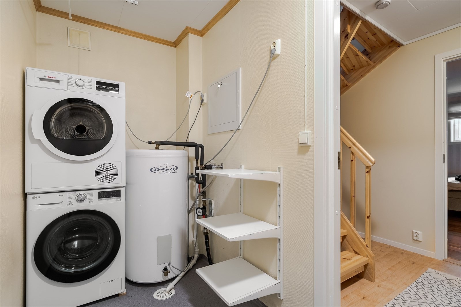 Vaskerommet ligger i kjeller og er på ca. 4,5 m². Rommet er tilrettelagt for vaskemaskin og tørketrommel i søyle, samt varmtvannsbereder. Galleribilde