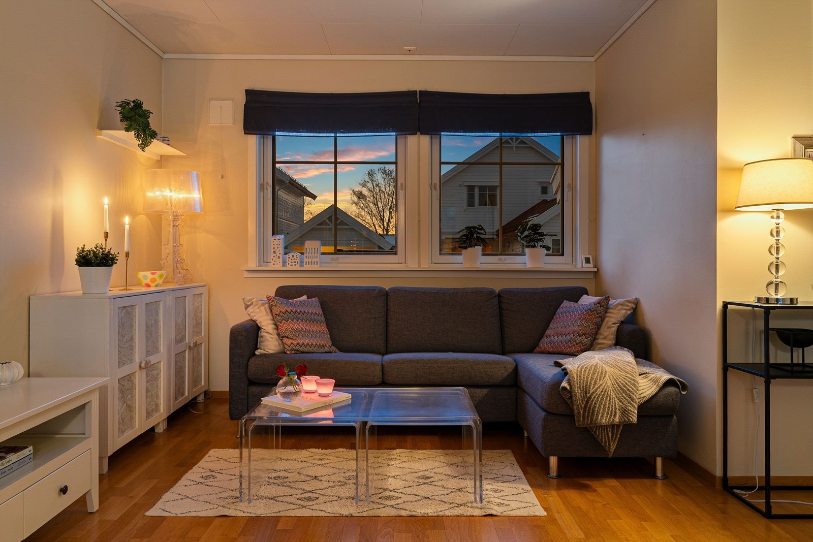 Stuen fremstår som romslig og innbydende med god plass til både sofagruppe og øvrig møblering. Galleribilde