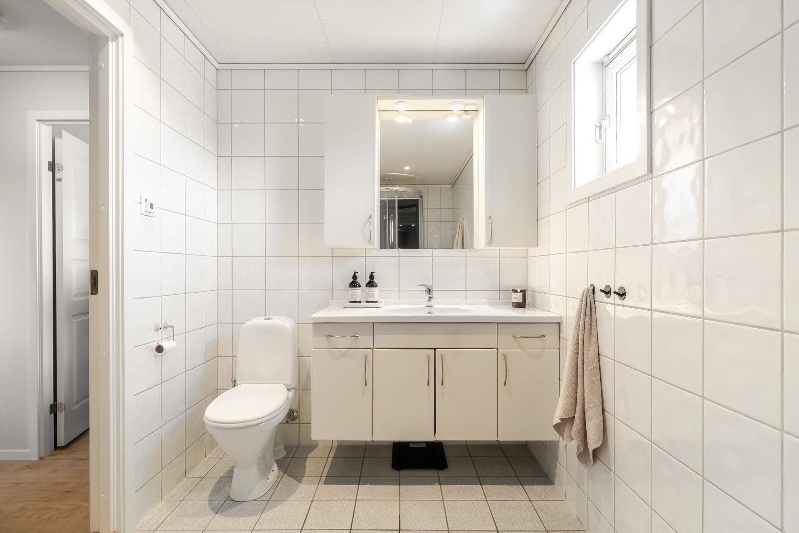 Badet i 2. etasje er på ca. 6 m² og fremstår lyst og funksjonelt med tidløse materialvalg. Galleribilde