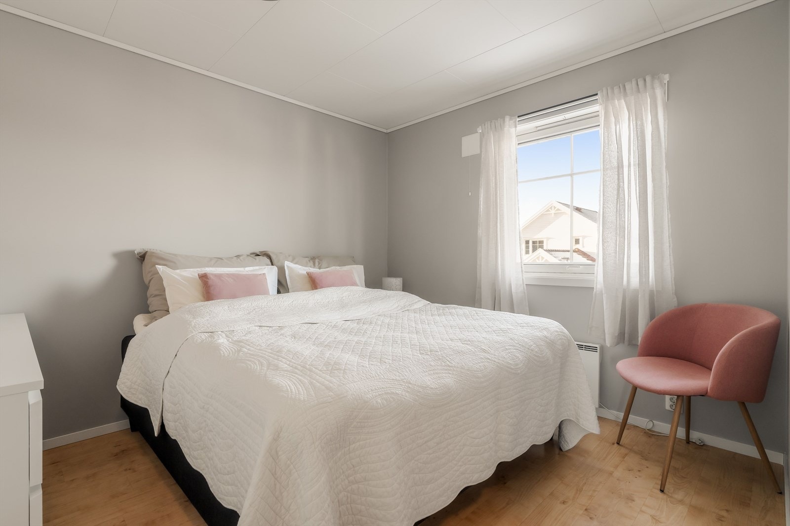 De øvrige soverommene måler ca. 9 m² og 8 m², og egner seg godt som barnerom, gjesterom eller hjemmekontor. Galleribilde