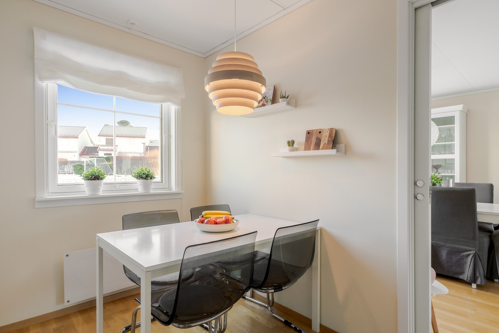 Det er naturlig plass til spisebord på kjøkkenet, noe som gjør dette til et hyggelig rom for både frokost og hverdagsmåltider. Galleribilde