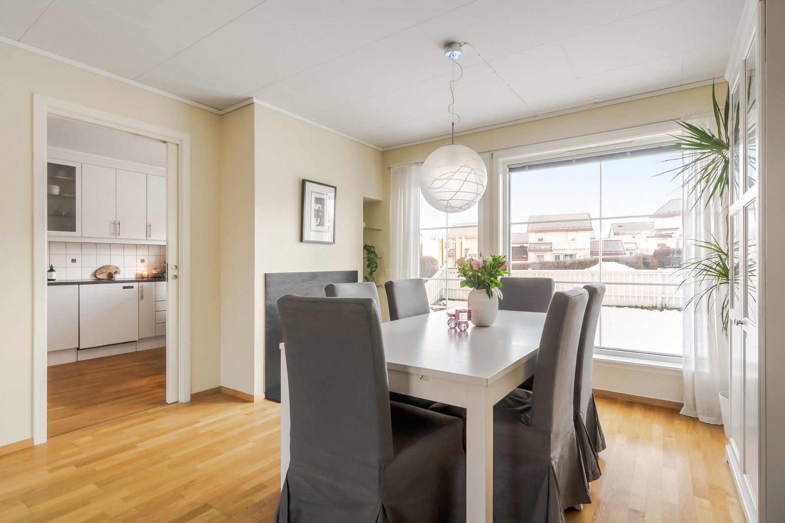 Kjøkkenet ligger adskilt, men med god forbindelse til stue og spiseplass. Galleribilde