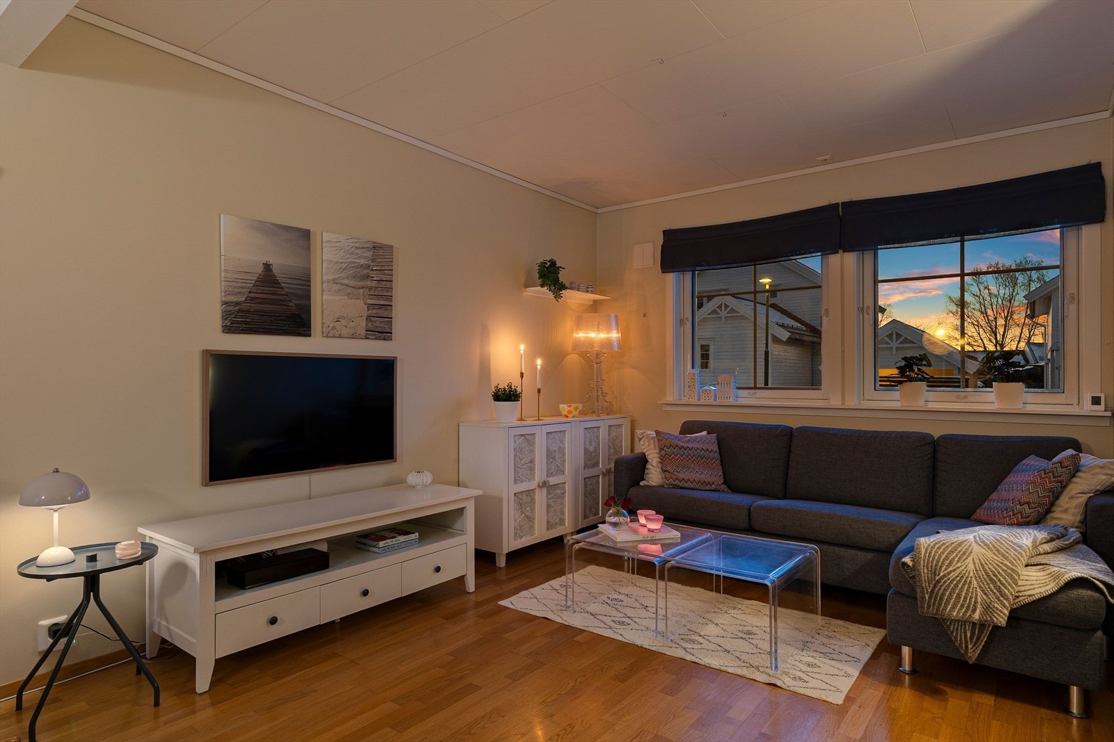 Boligen er den perfekte familieboligen og strekker seg over tre plan, med bl.a tre soverom, eget vaskerom og TV-stue. Galleribilde