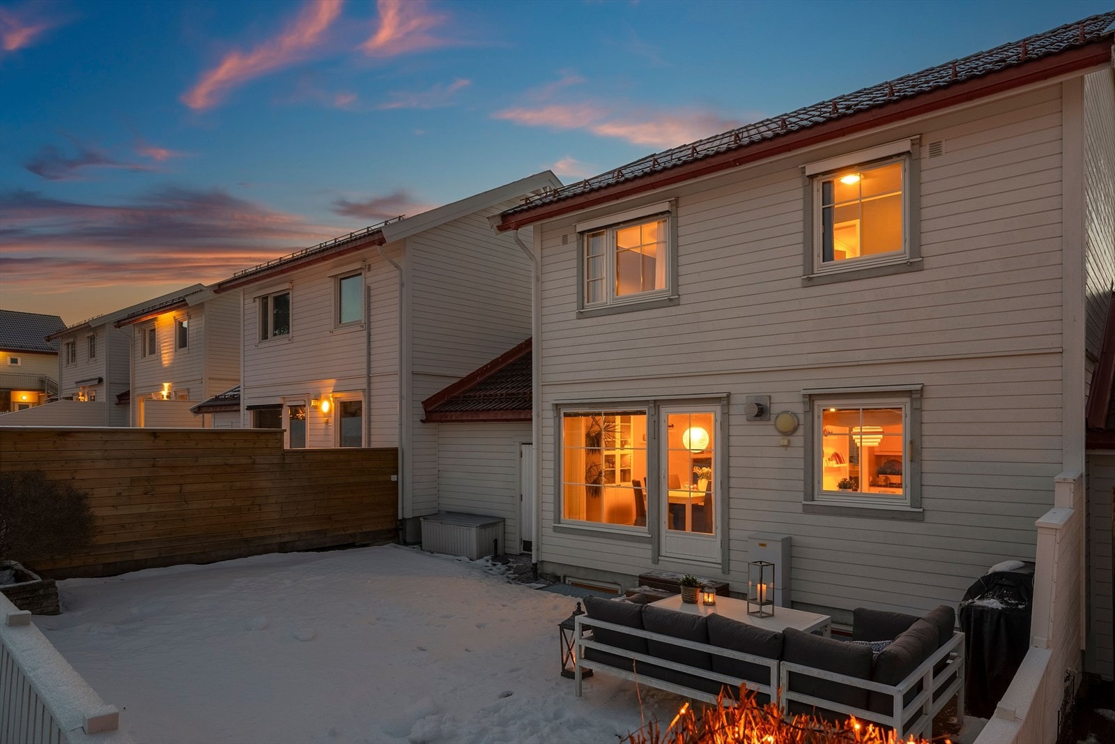 Fra uteplassen har man også adkomst til garasjen, og det er etablert skillevegger til naboene for ekstra privatliv. Galleribilde