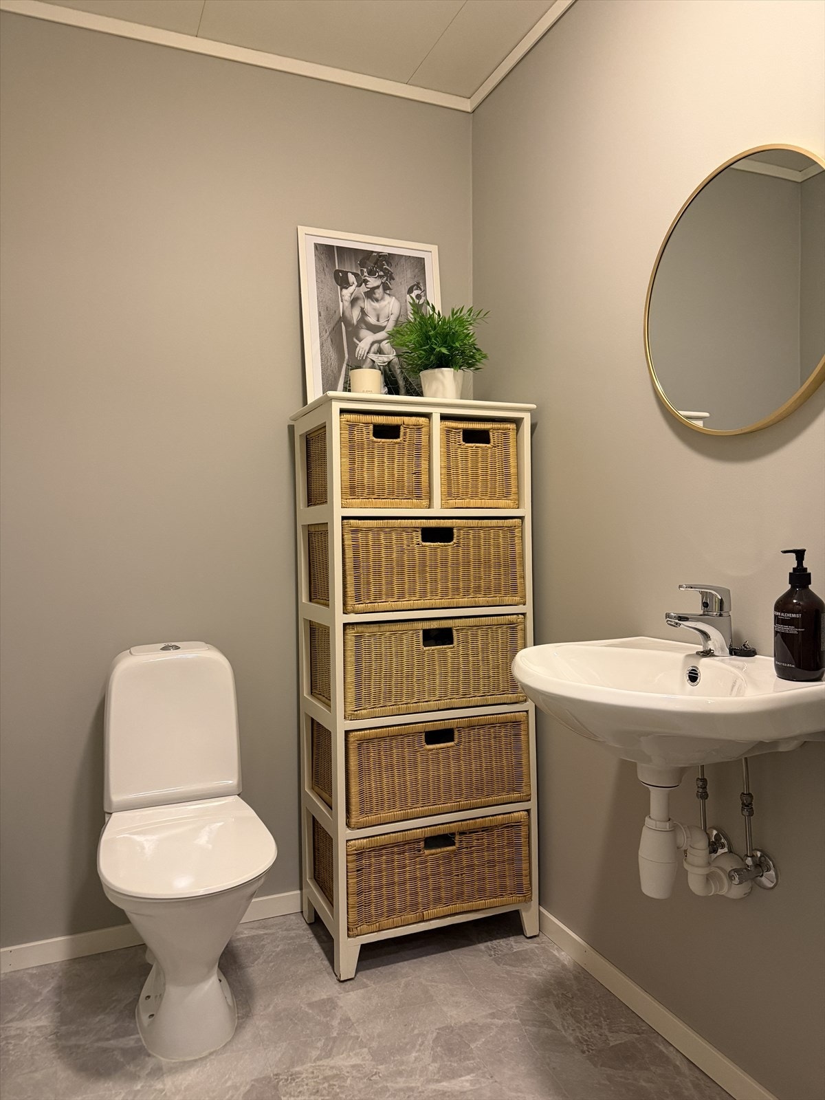 I 1. etasje finnes et separat toalettrom på ca. 2,5 m², utstyrt med toalett og servant. Galleribilde