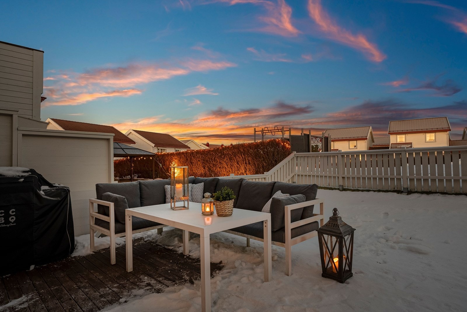 Opparbeidede uteplasser finner man på begge sider av boligen, noe som gir gode solforhold fra morgen til kveld. Galleribilde