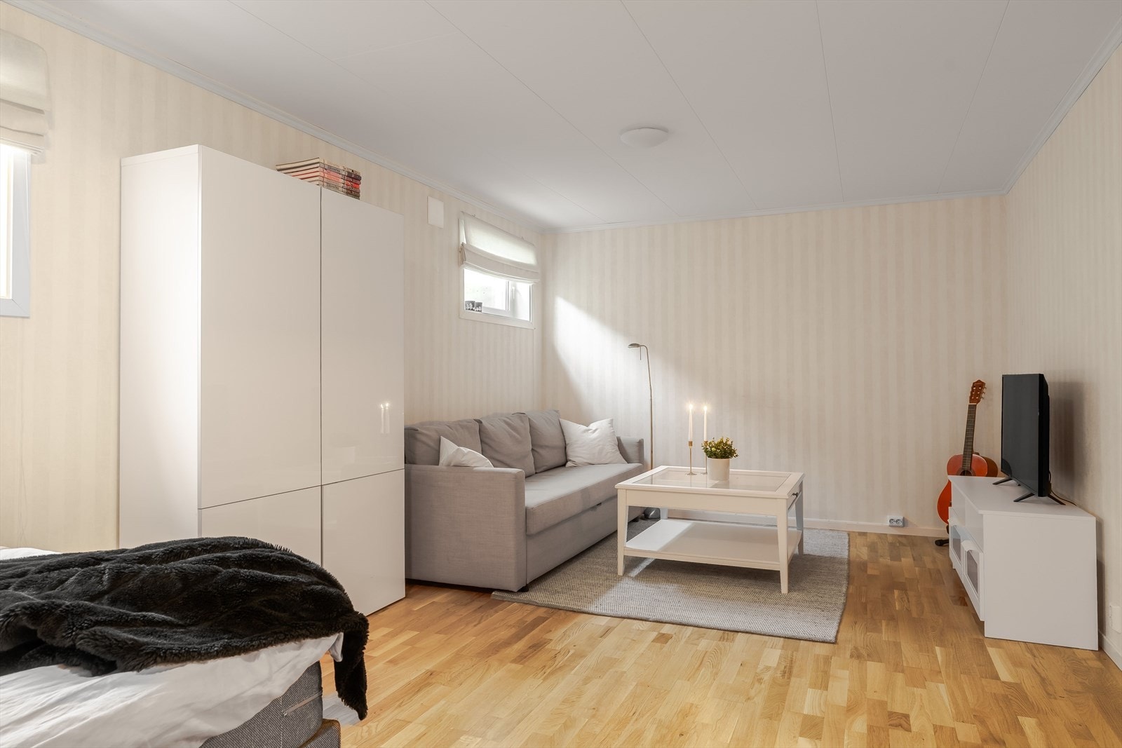 Kjellerstuen er romslig og måler ca. 22 m², og gir boligen et ekstra oppholdsrom med mange bruksområder. Galleribilde