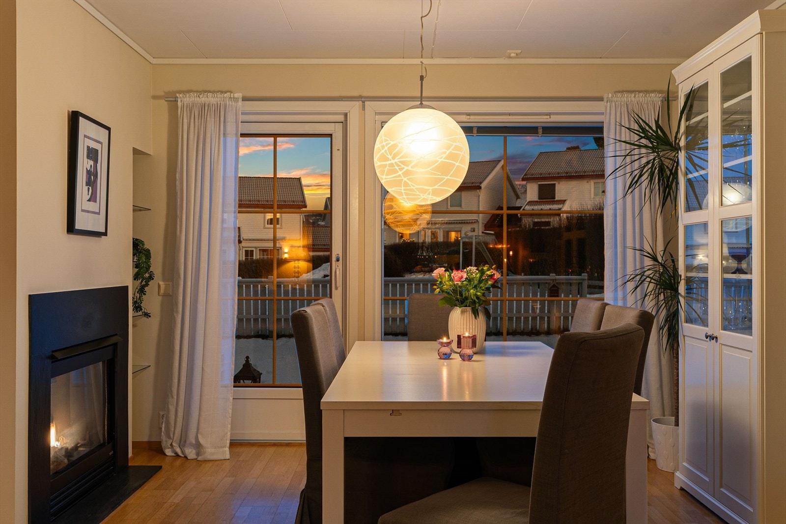 Planløsningen gir en naturlig soneinndeling mellom sofadel og spiseplass, samtidig som rommet oppleves åpent og luftig. Galleribilde