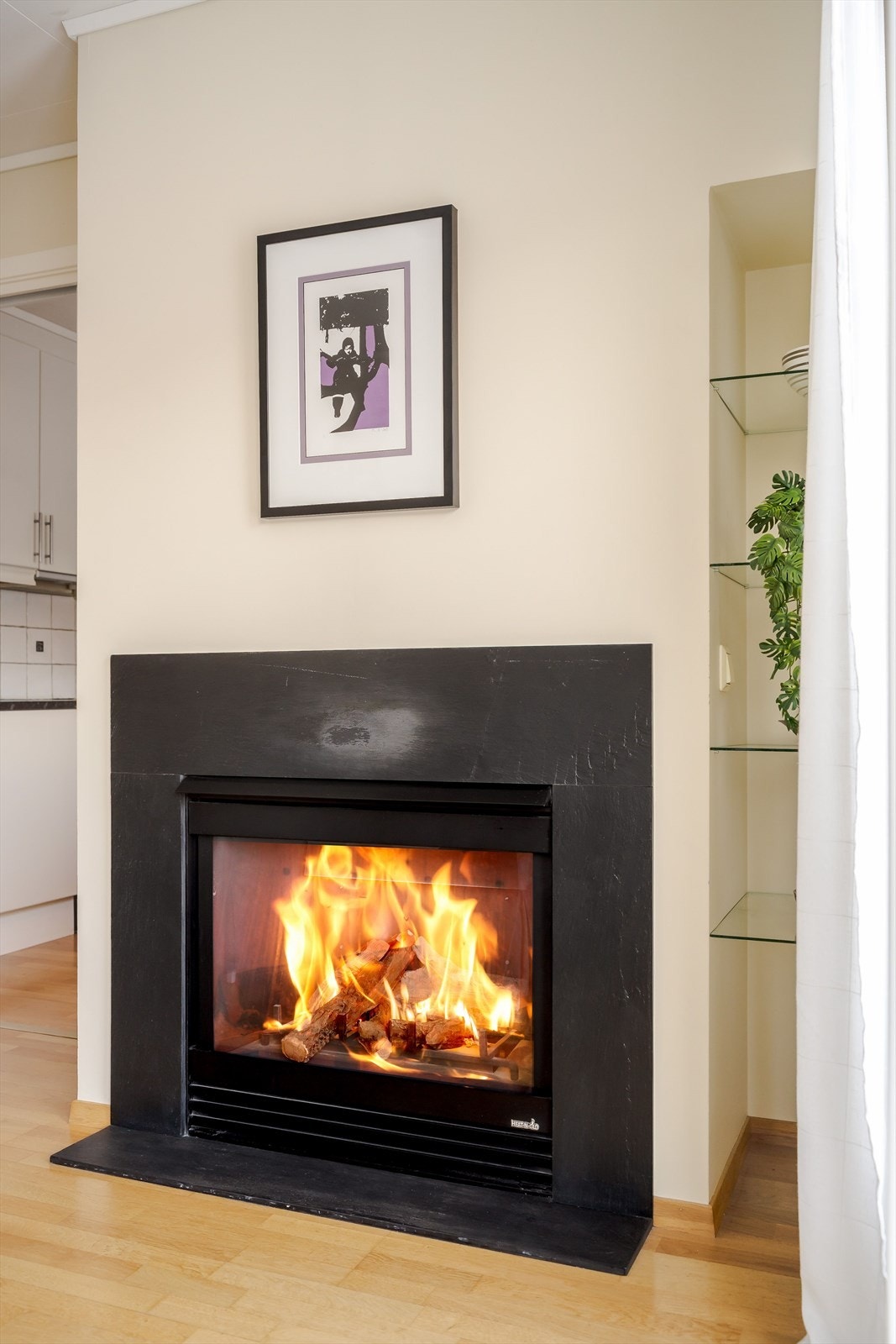 Boligen er utstyrt med gasspeis som bidrar til både økt bokomfort og en lun atmosfære i oppholdsrommet. Galleribilde