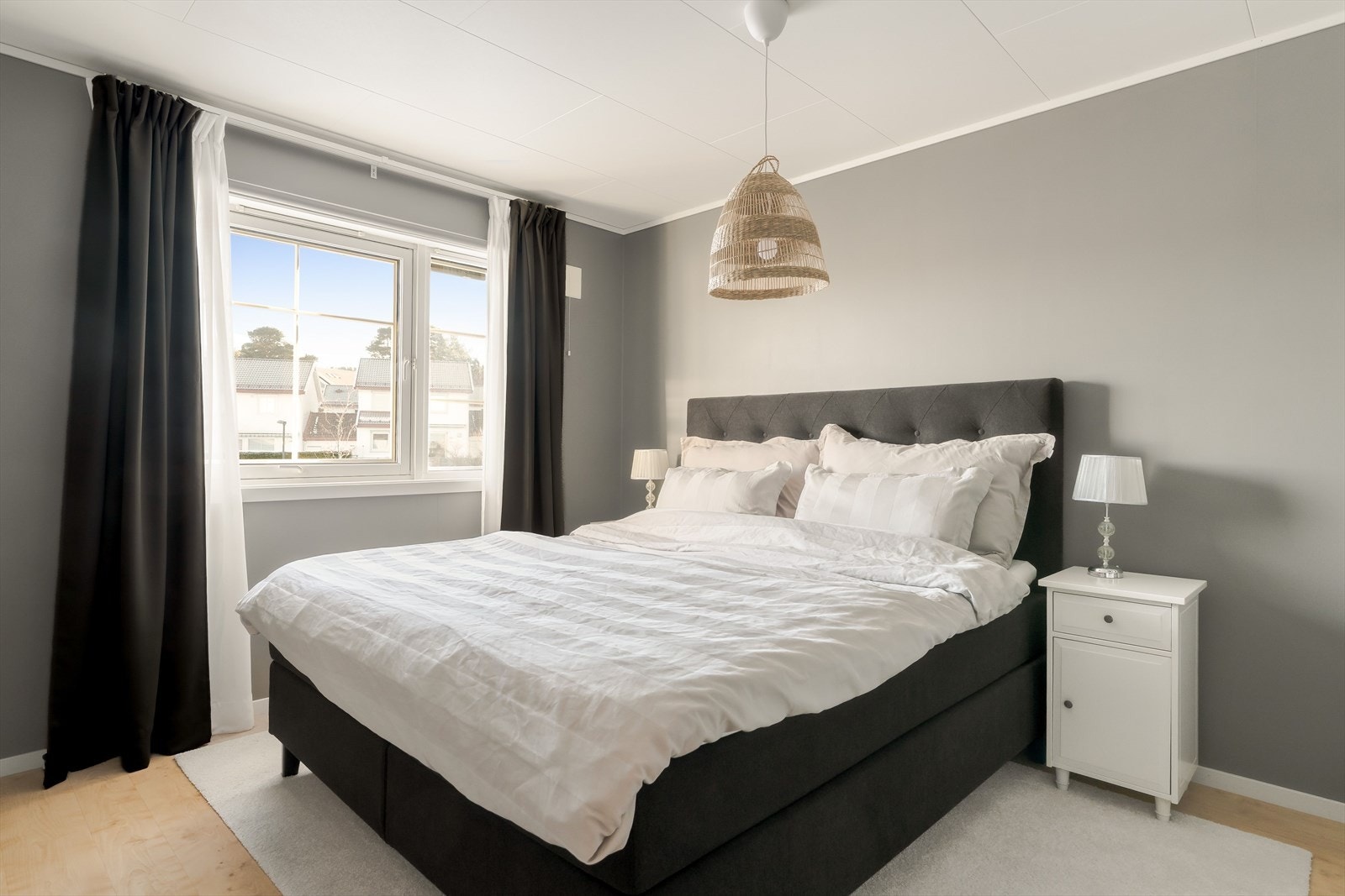 Boligen har totalt tre soverom samlet i boligens 2. etasje, noe som gir en praktisk og familievennlig planløsning. Galleribilde