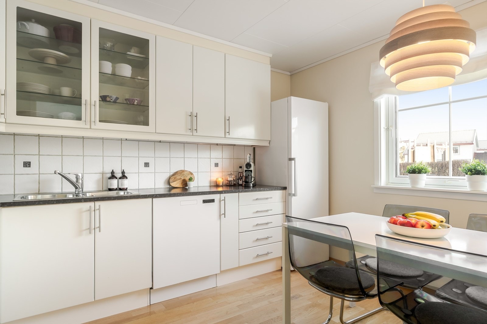 Innredningen har rikelig med skap- og benkeplass, noe som gir gode arbeidsforhold og praktiske løsninger i hverdagen. Galleribilde