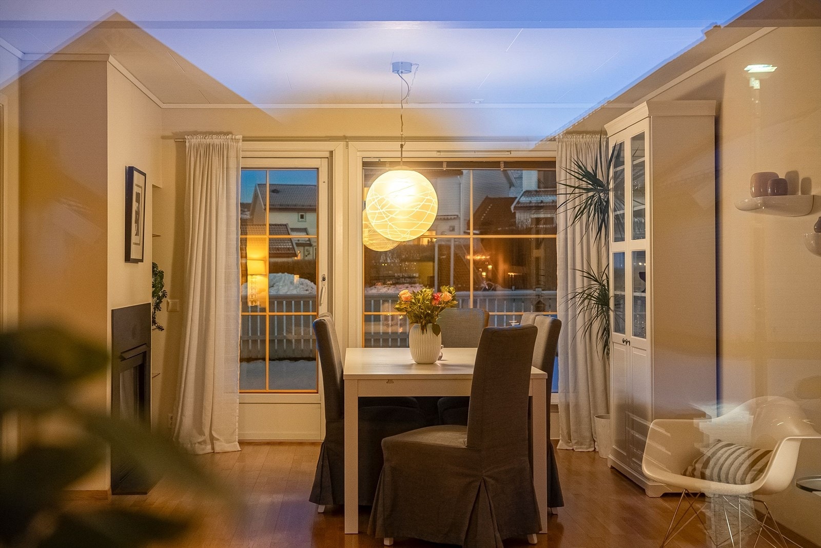 Fra eiendommen har man gangavstand til barnehage, barneskole og ungdomsskole og videregående, og det er busstopp rett nedi veien. Galleribilde