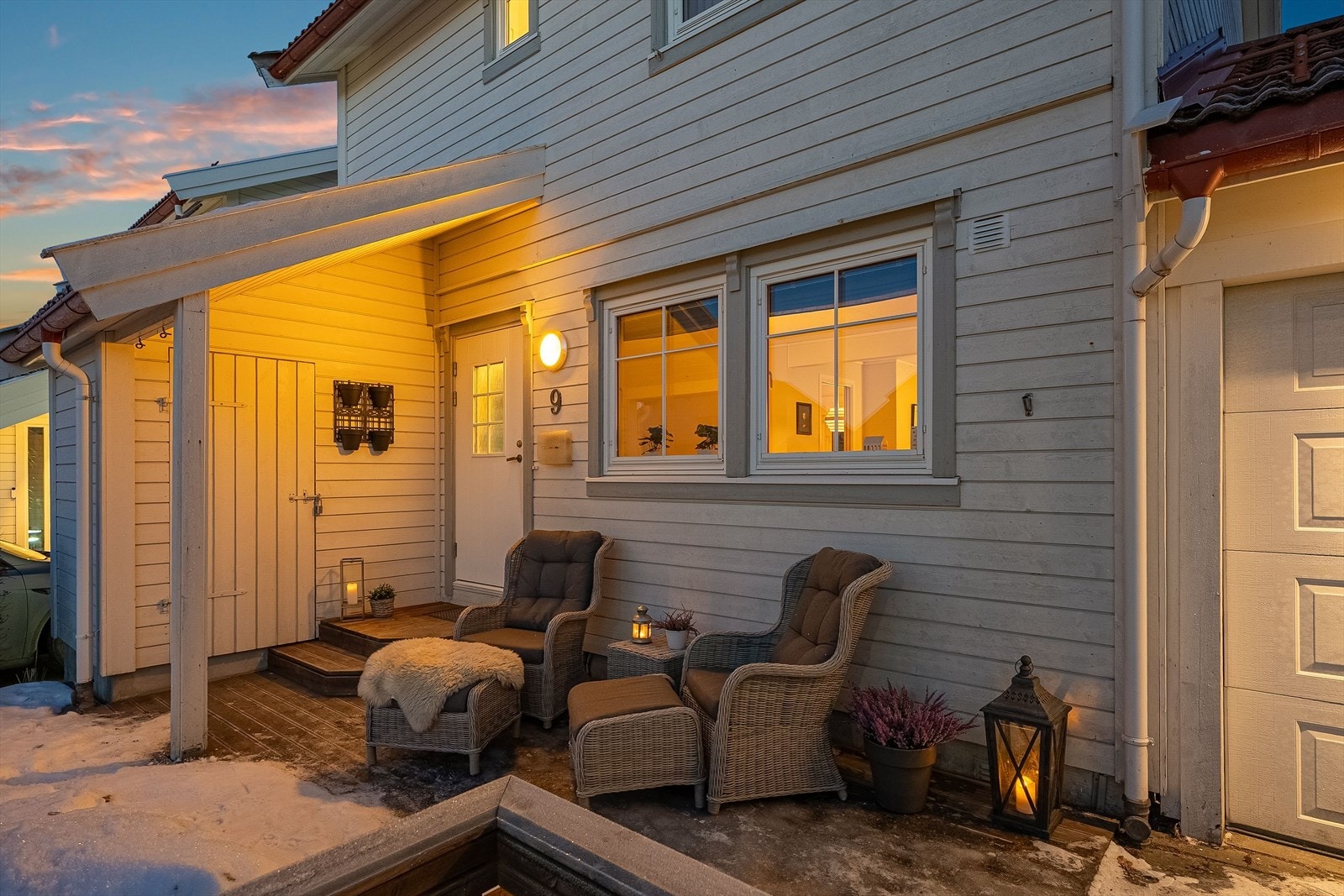 Dette er en innholdsrik og trivelig enebolig med romslig hage, solrike uteplasser og tilliggende garasje. Galleribilde