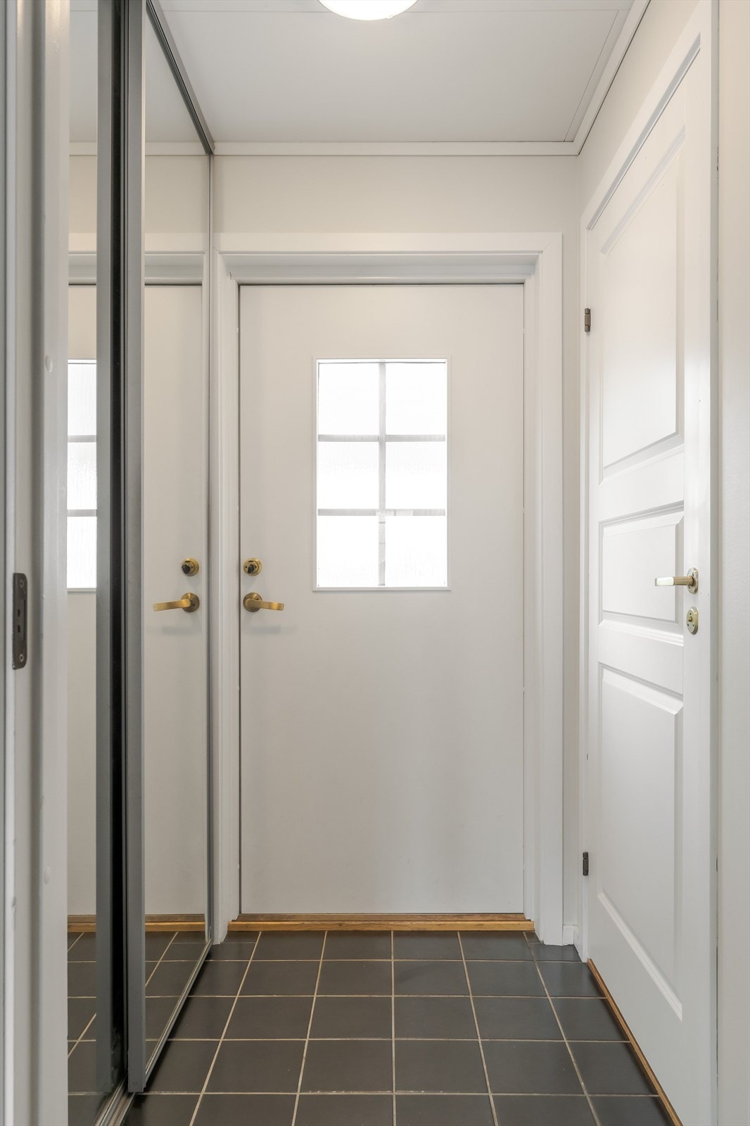 Entréen er praktisk utformet og måler ca. 2,5 m². Her er det etablert skyvedørsgarderobe for yttertøy og sko, og rommet gir et ryddig og innbydende førsteinntrykk. Galleribilde