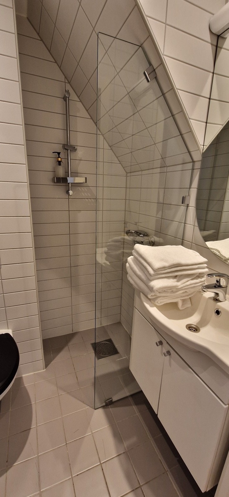 Pent flislagt bad med dusjhjørne. Galleribilde