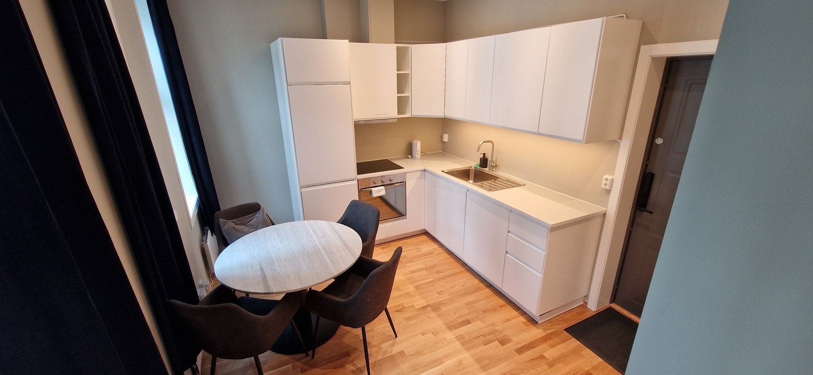 Plass til spisebord i kjøkkendel. Galleribilde