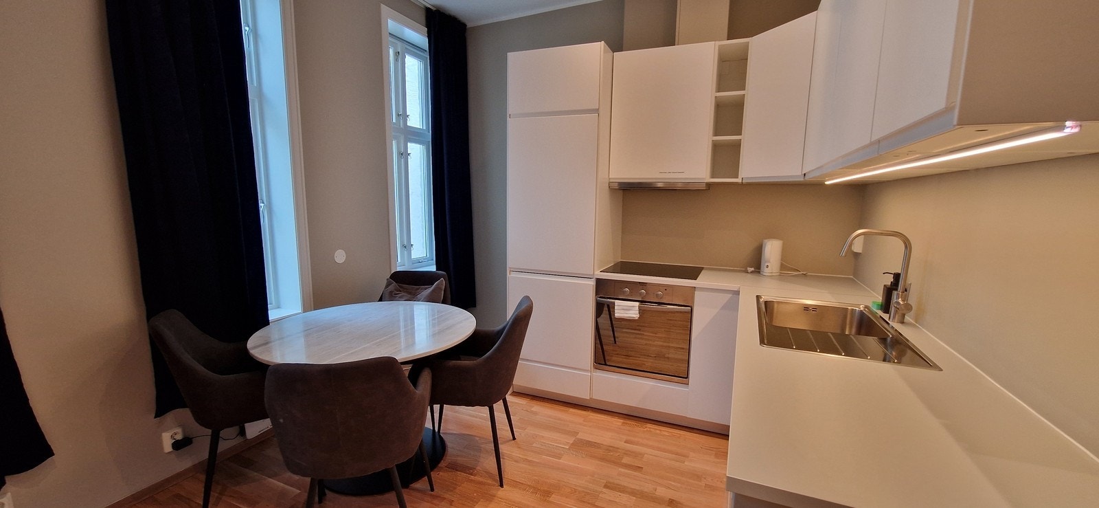 Flott kjøkken med god skap og benkeplass i 1.etasje. Galleribilde