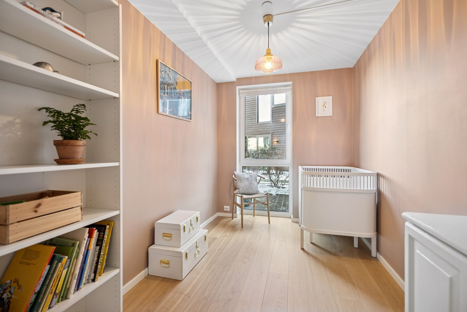 Soverom nr. 2 er malt i en hyggelig farge og passer godt som barnerom, gjesterom eller kontor. Galleribilde