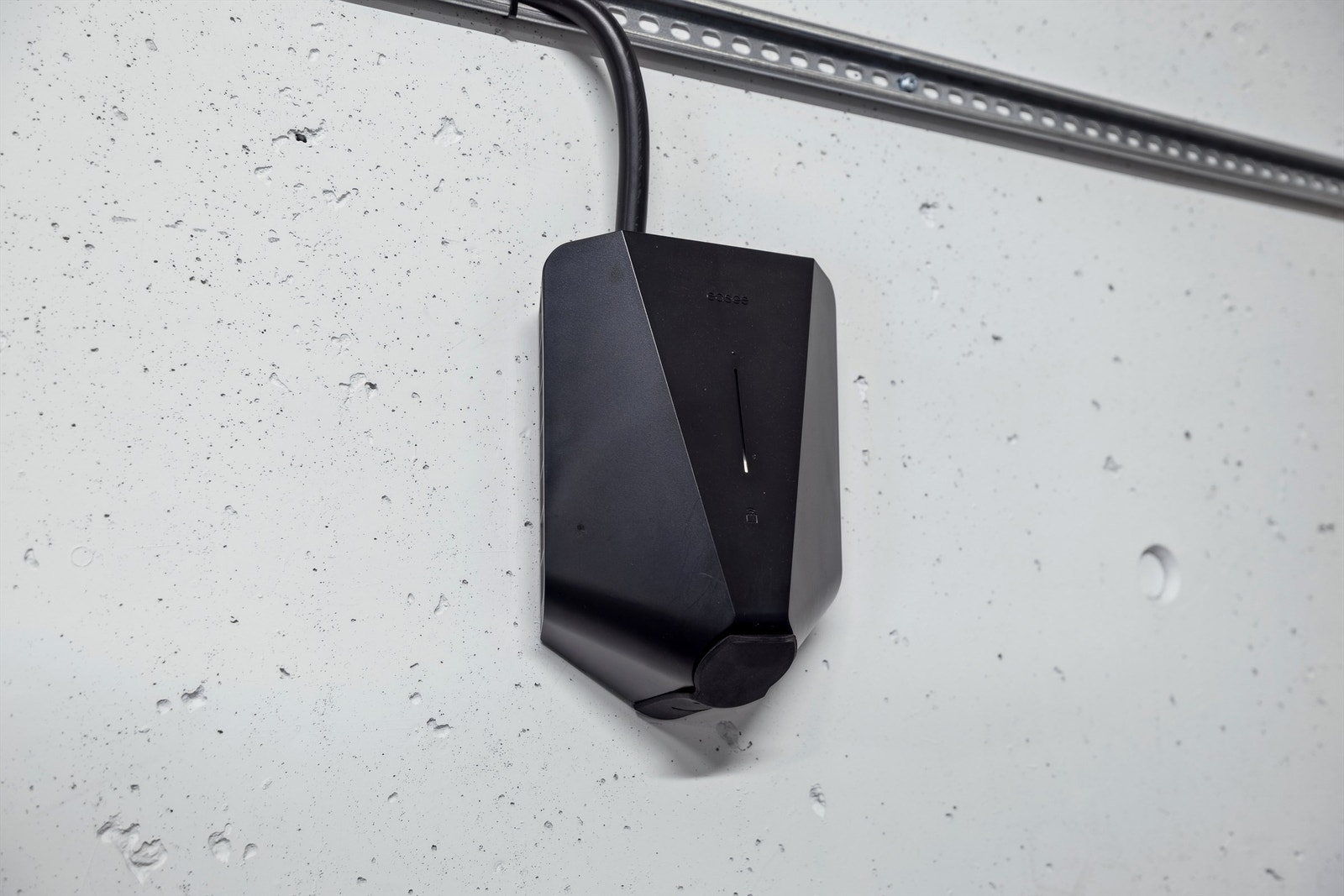 Leiligheten disponerer i en parkeringsplass i kjeller med elbil-lader. Galleribilde