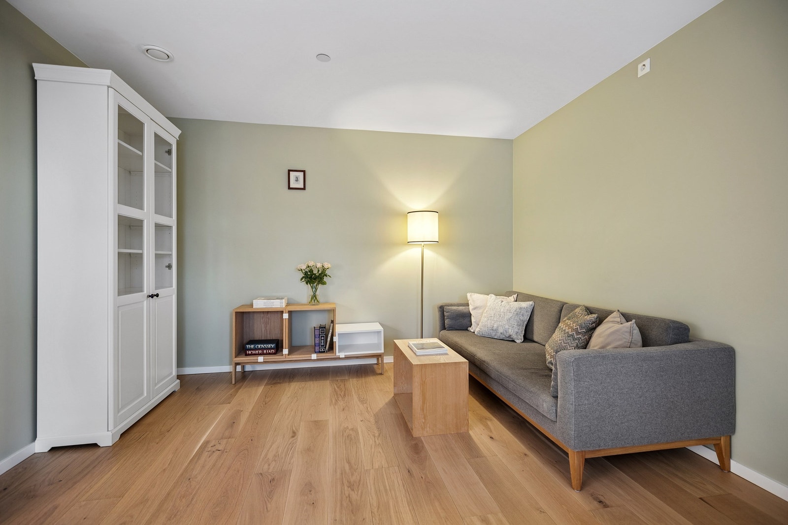 Her er det god plass til en romslig sofa. Galleribilde